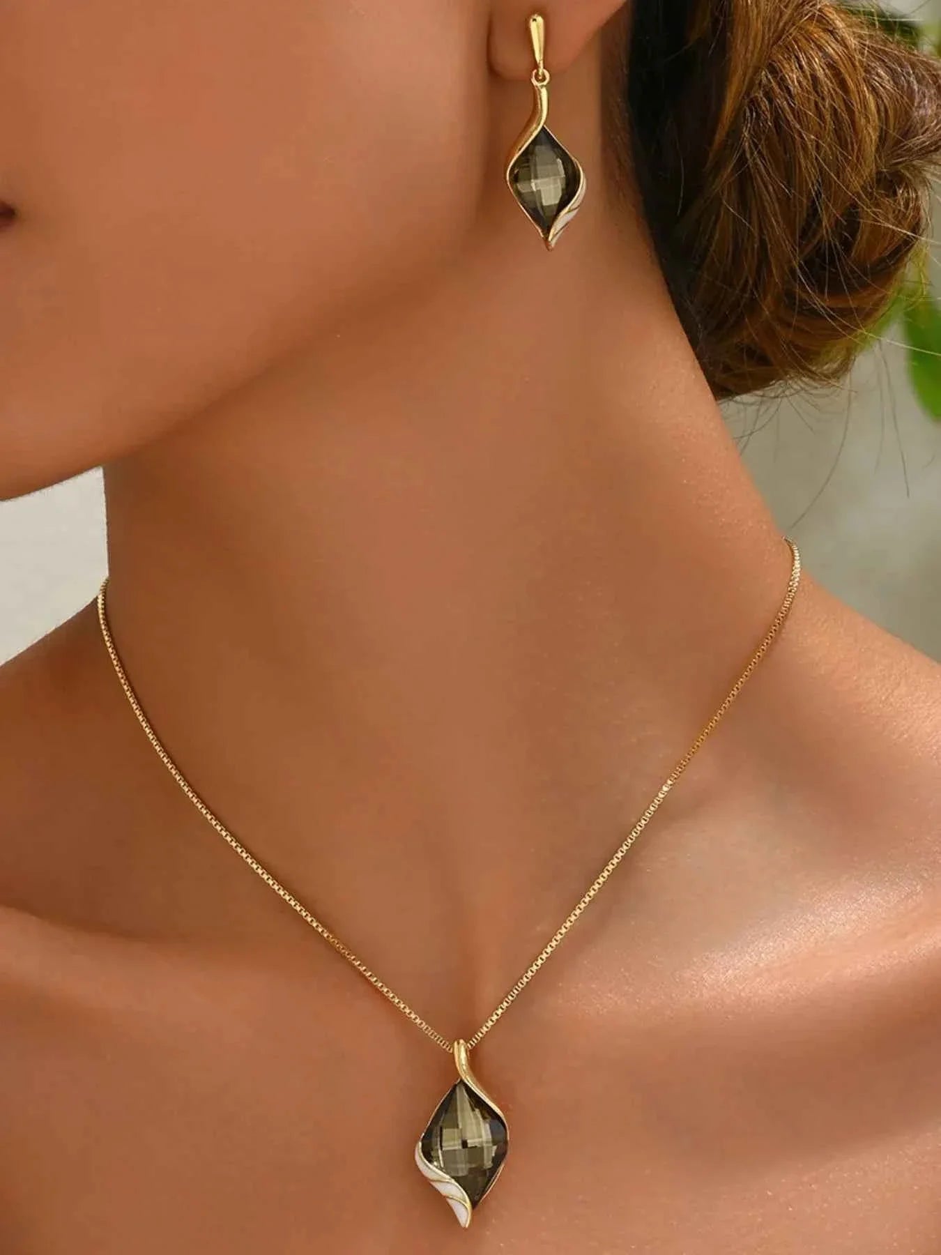 18K Gold-Plated Rhinestone Jewelry Set - Necklace & Earrings.