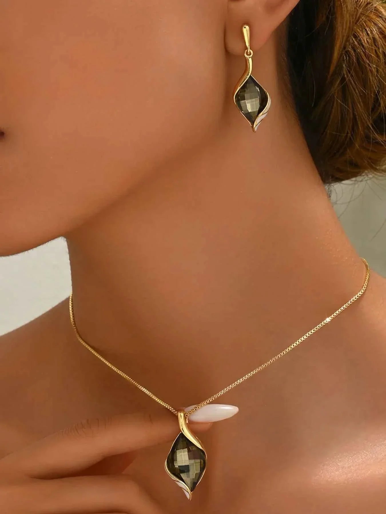 18K Gold-Plated Rhinestone Jewelry Set - Necklace & Earrings.