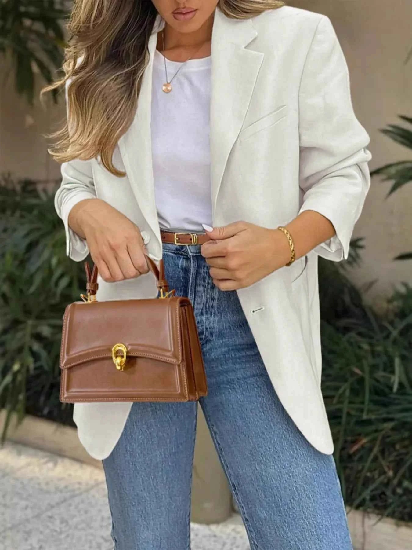 Pocketed Lapel Collar Long Sleeve Blazer.