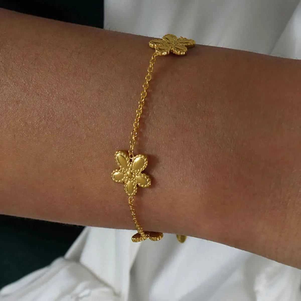 18K Gold-Plated Flower Necklace and Bracelet Set.