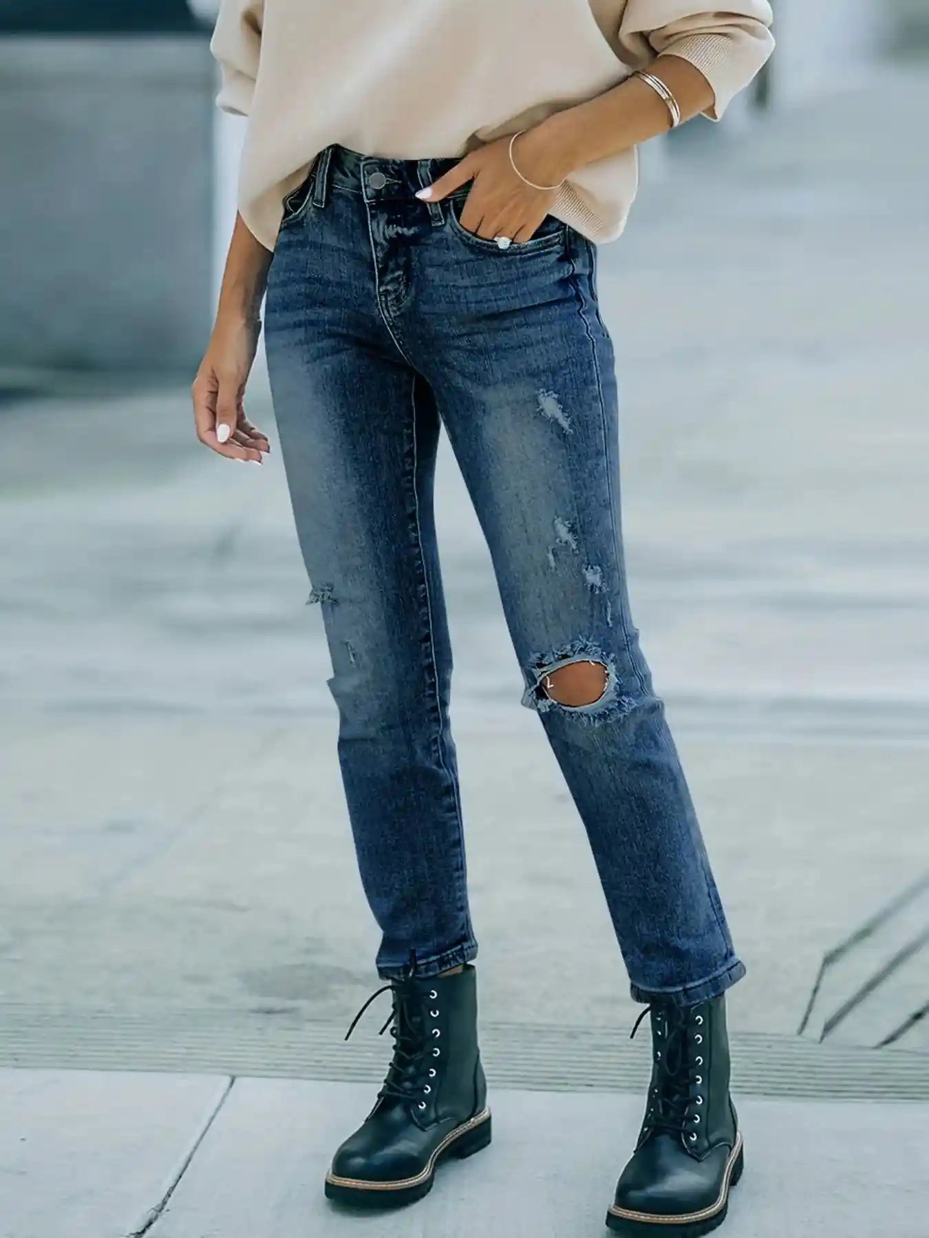 Distressed High Waist Jeans.