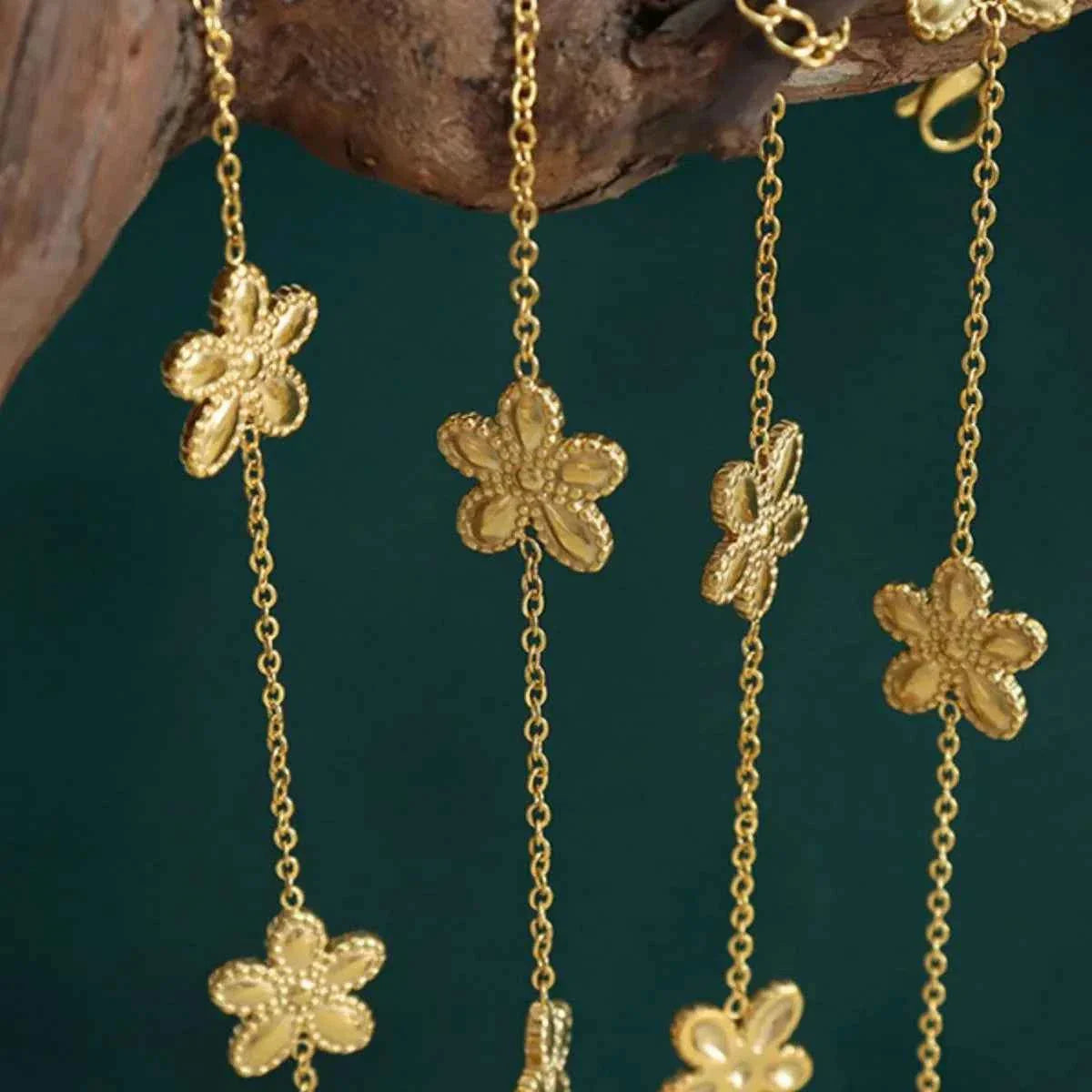 18K Gold-Plated Flower Necklace and Bracelet Set.