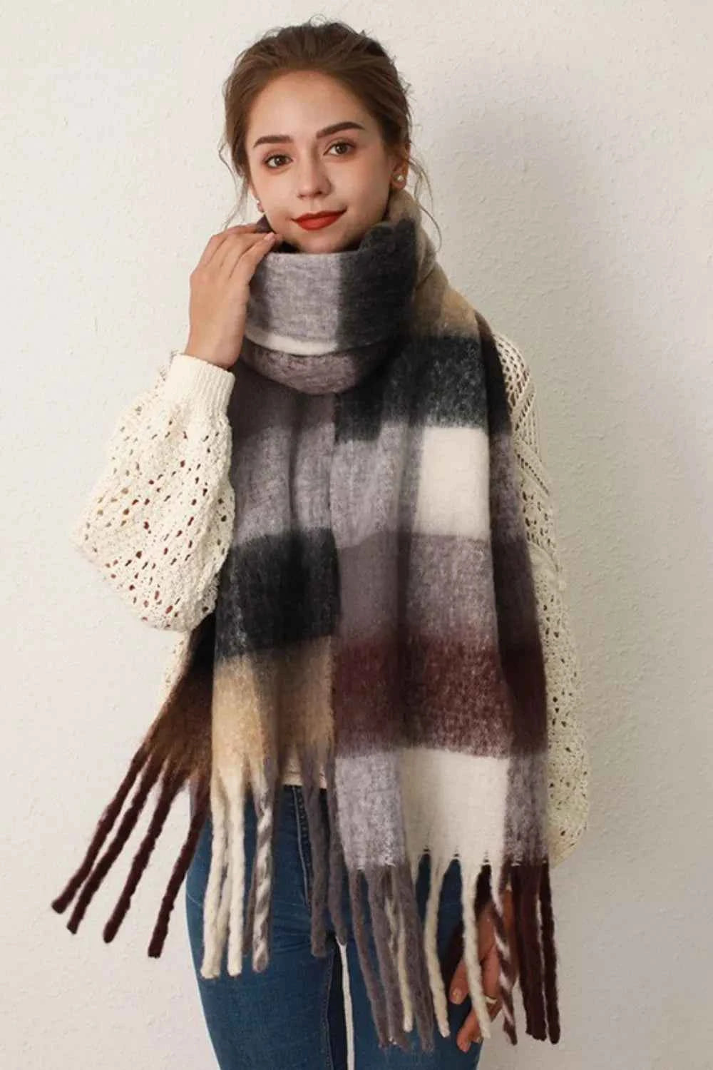 Thermal Fringe Contrast Plaid Scarf.