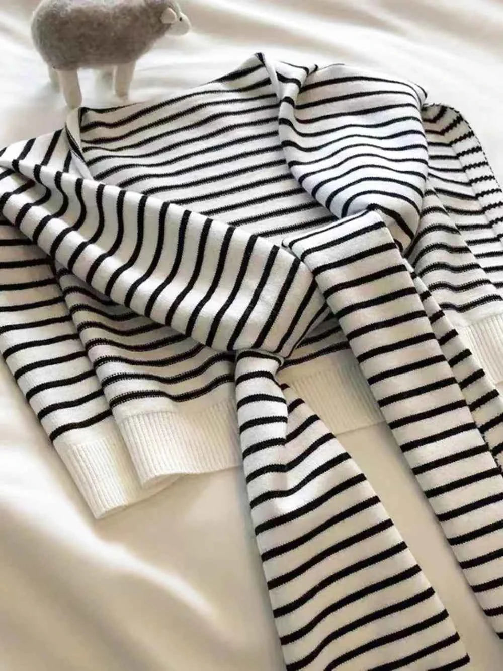 Striped Contrast Knit Wrap.