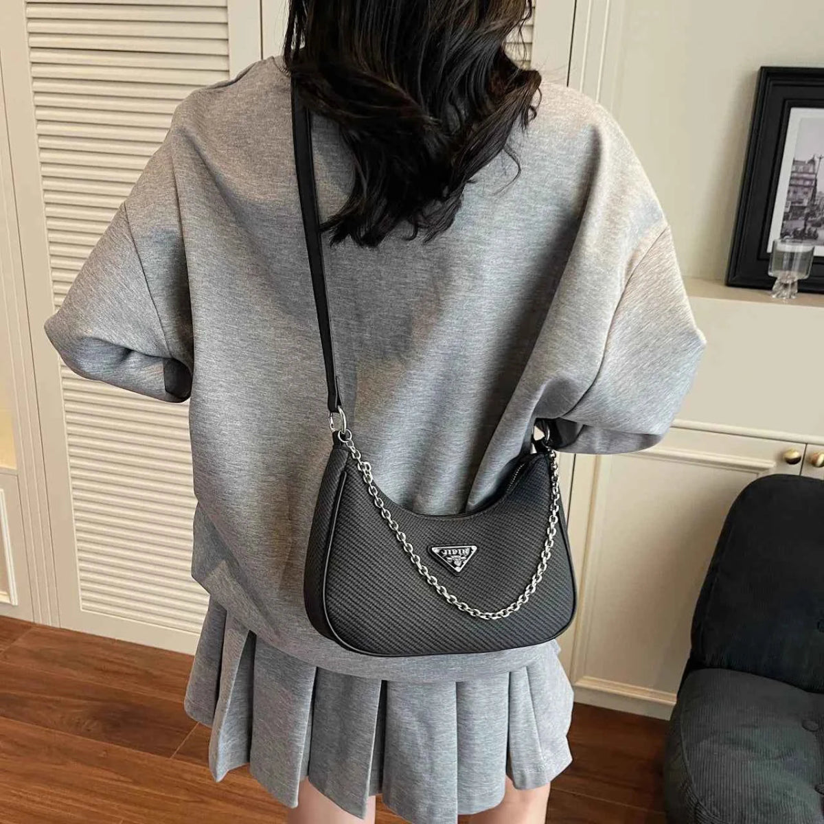 Chain Detail Shoulder Bag.