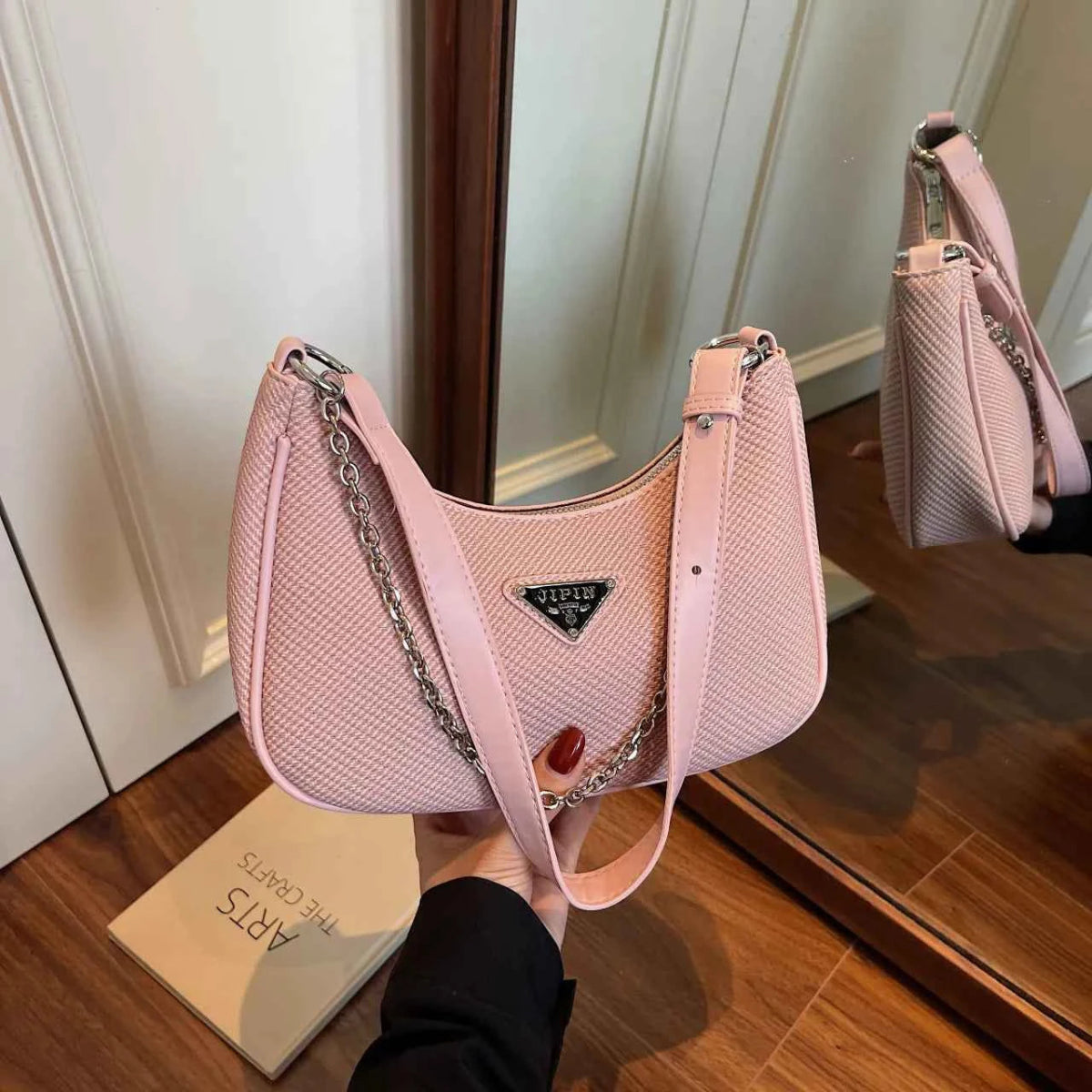 Chain Detail Shoulder Bag.