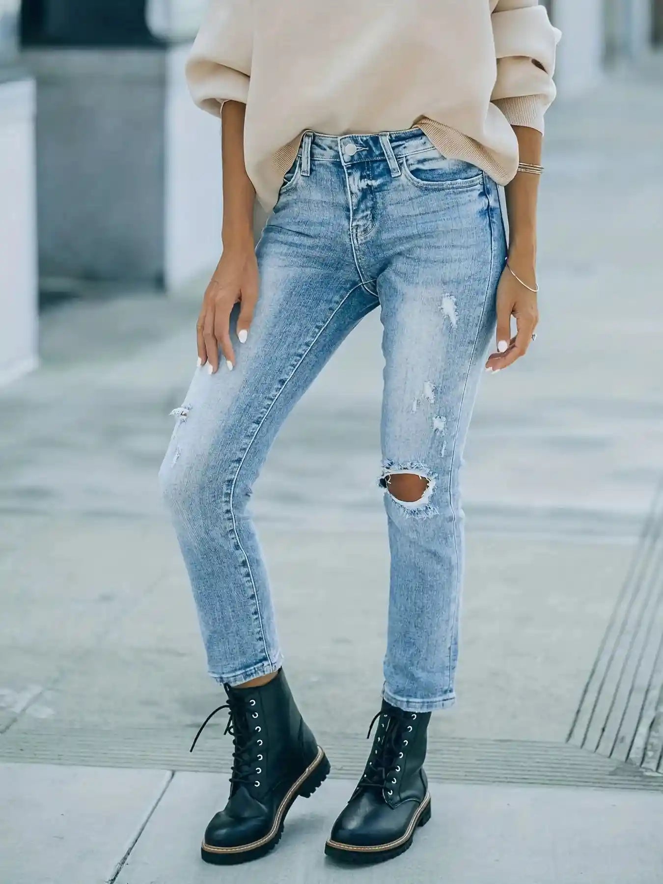 Distressed High Waist Jeans.