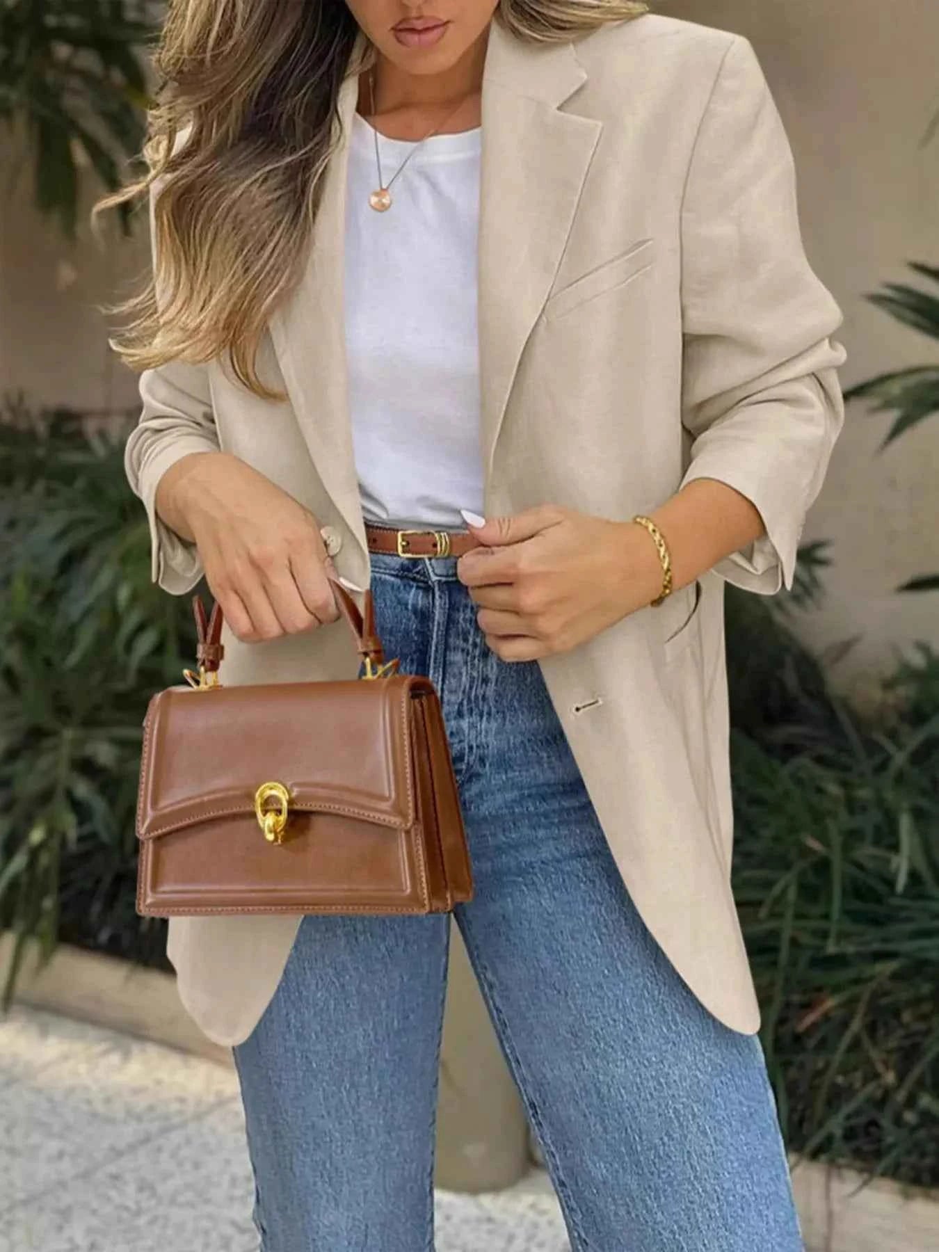 Pocketed Lapel Collar Long Sleeve Blazer.