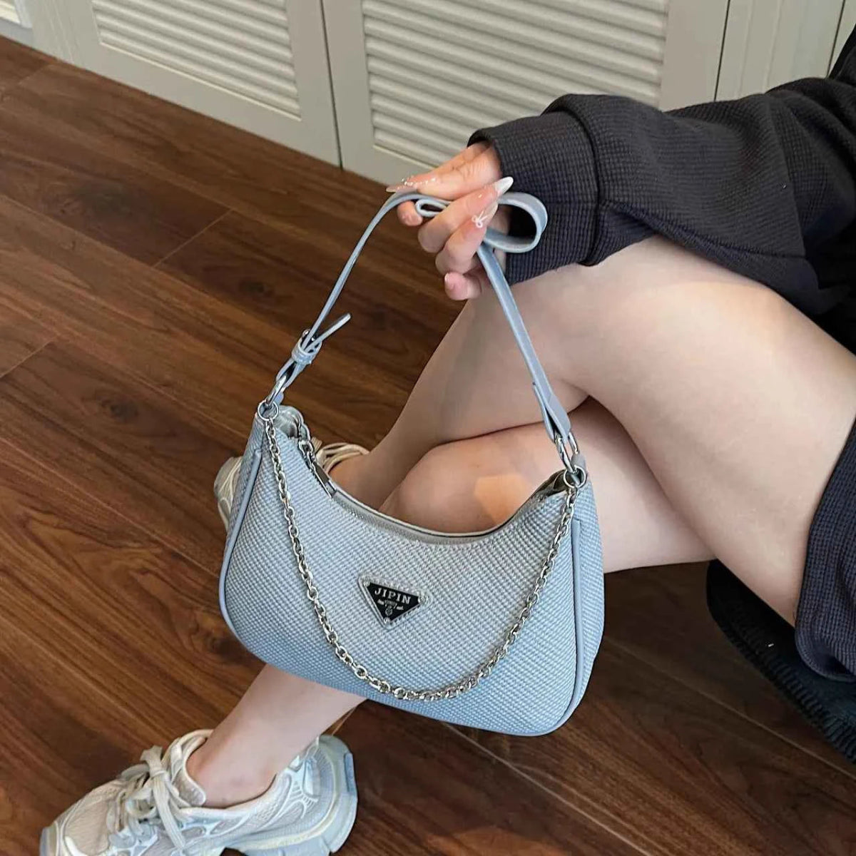 Chain Detail Shoulder Bag.